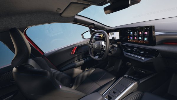 1,2-литров 3-цилиндров двигател TCe (115 к.с./190 Нм), механична скоростна кутия или опционална автоматична скоростна кутия EDC
CO2 емисии: от 114 г/км (комбиниран цикъл), 116 г/км със скоростна кутия EDC (предстои сертификация)
Разход на гориво в комбиниран цикъл: 5 л/100 км (5,1 л/100 км със скоростна кутия EDC)
0-100 км/ч: 10,1 секунди
